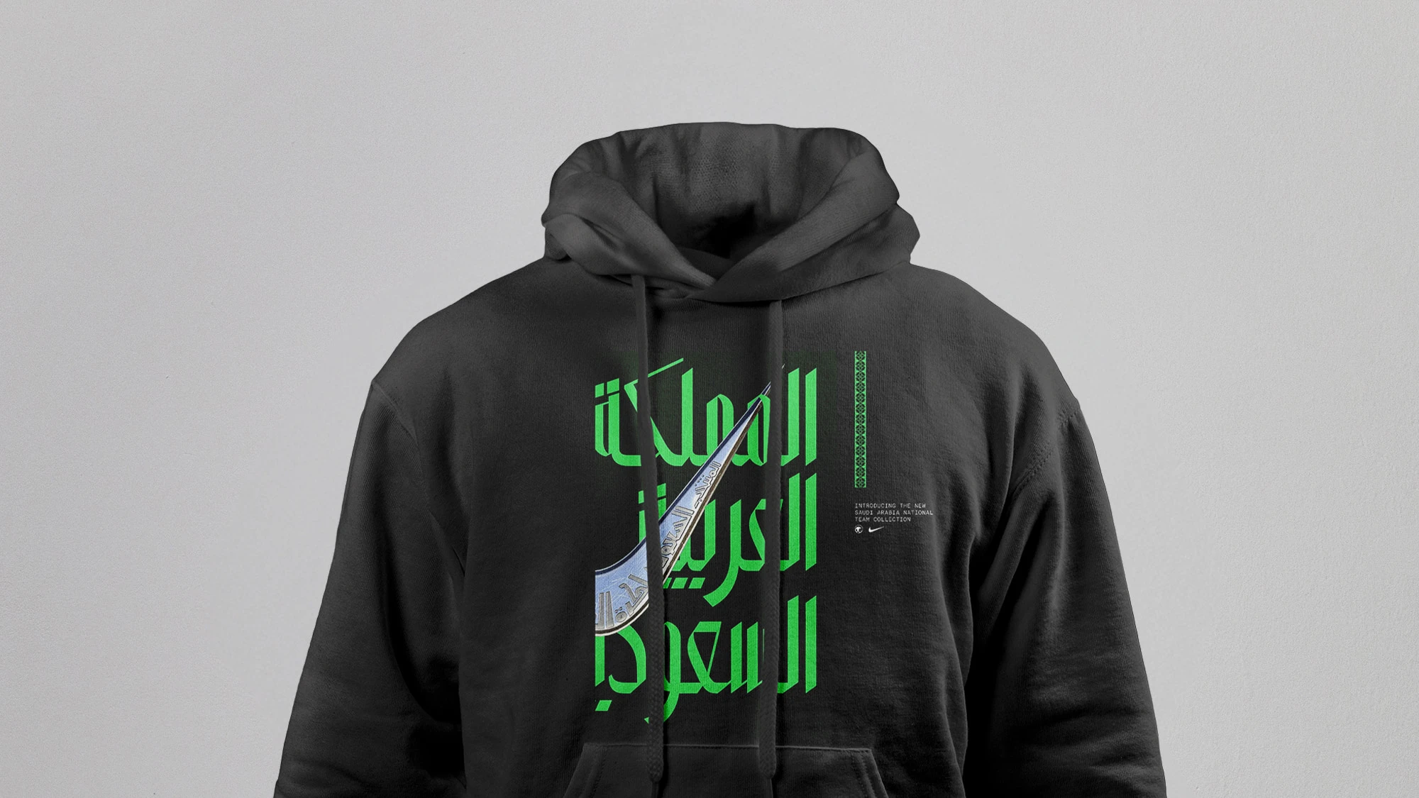 طابعة رقمية تطبع تصميماً على تيشيرت أبيض